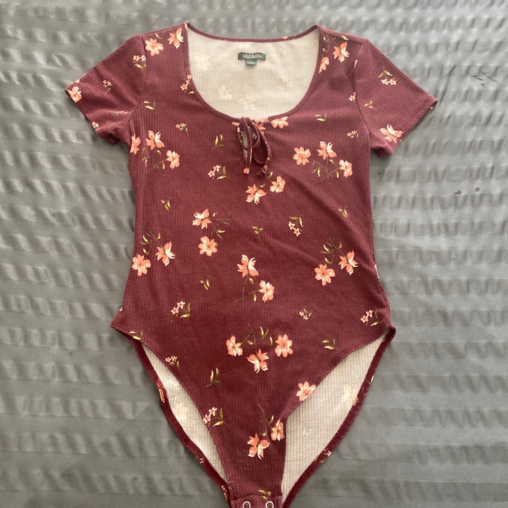 Wild Fable S Burgundy Floral Short Sleeve Bodysuit